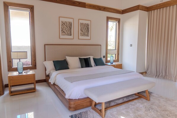 Escritorio, tabla de planchar con plancha, wifi gratis