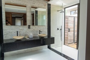 Separate bathtub and shower, hair dryer, bathrobes, slippers - Jacaranda Luxury Villas by Maritim (Balaclava)