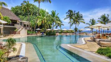 Una piscina al aire libre