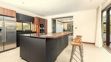 Full-sized fridge, microwave, oven, stovetop