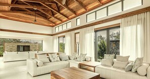 Living area - Jacaranda Luxury Villas by Maritim Villas & Residences (Balaclava)