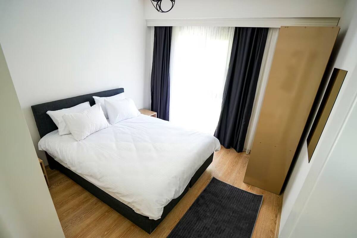 Escritorio, espacio para trabajar con laptop y cortinas blackout