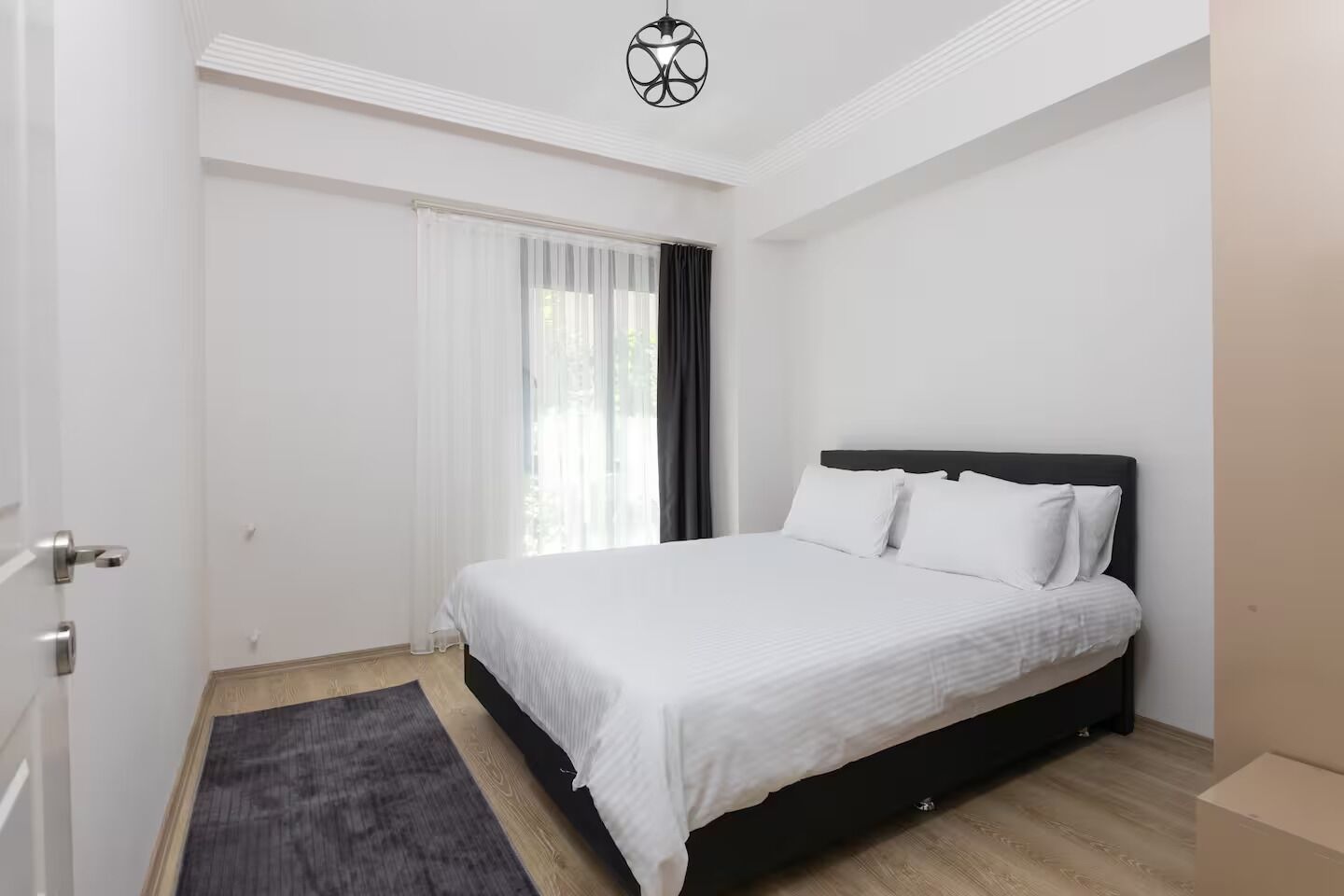 Grand-Apartment, 2 Schlafzimmer | Schreibtisch, laptopgeeigneter Arbeitsplatz, Verdunkelungsvorhänge