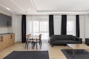 Apartamento Grand, 2 habitaciones | Zona de estar | Televisión de 43 pulgadas con canales por satélite, Netflix