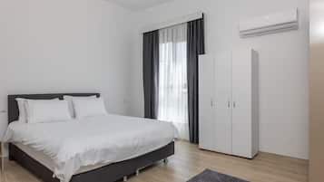 Standard-Apartment | Schreibtisch, laptopgeeigneter Arbeitsplatz, Verdunkelungsvorhänge