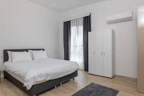 Bureau, espace de travail pour ordinateur portable, rideaux occultants