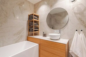 Boblebad, hårføner, håndklær og såpe