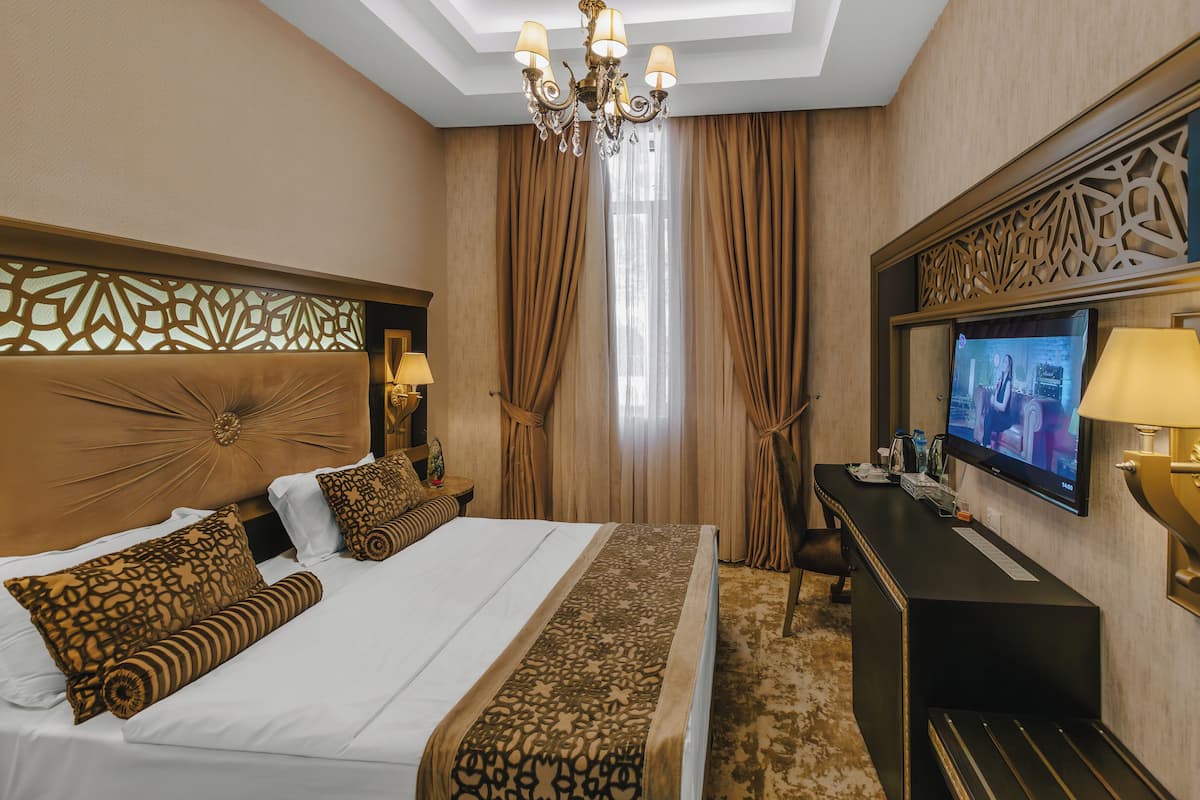 Doppia Standard | Una cassaforte in camera, una scrivania, ferro/asse da stiro