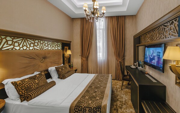 Doppia Standard | Una cassaforte in camera, una scrivania, ferro/asse da stiro