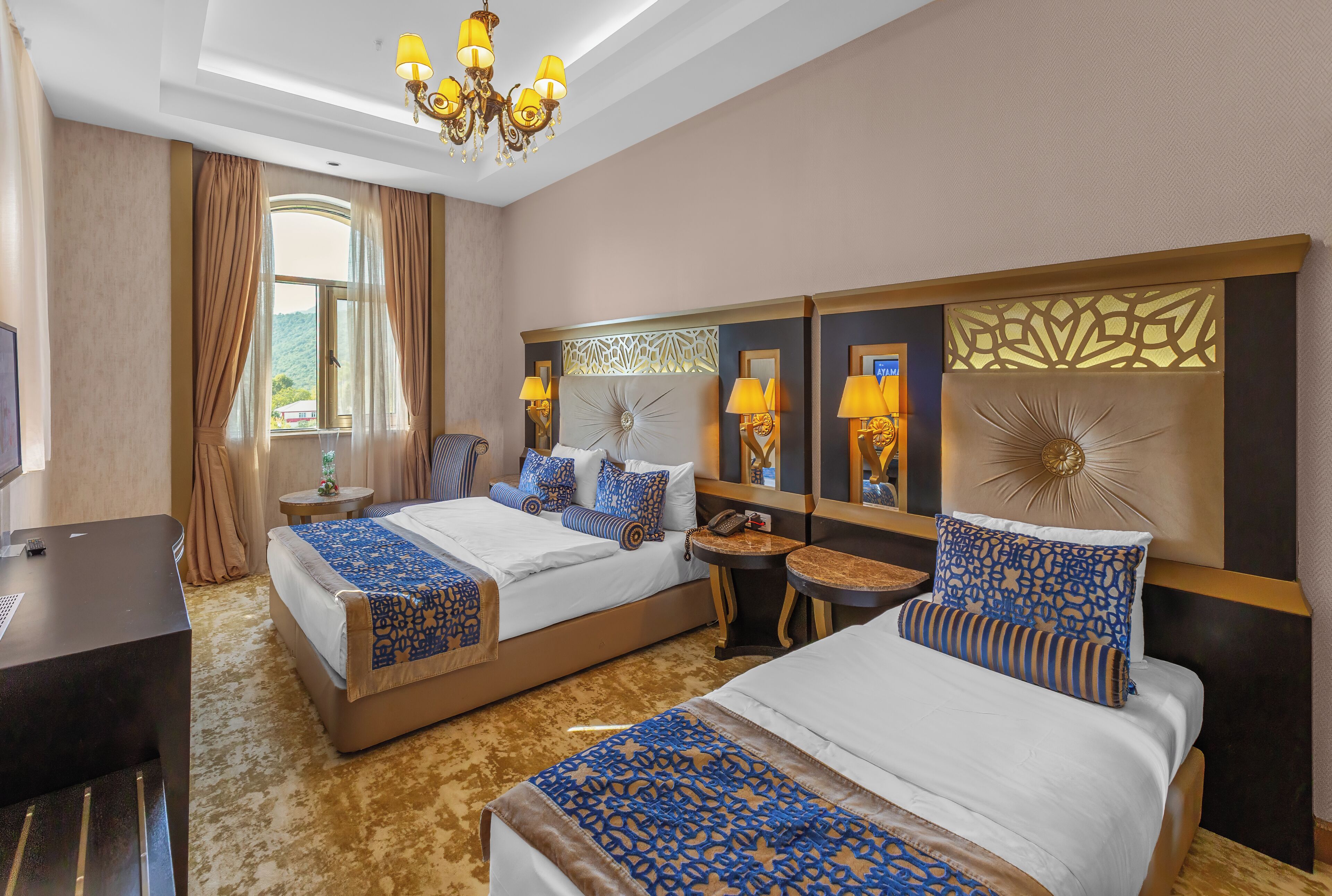 Superior-Dreibettzimmer | Zimmersafe, Schreibtisch, Bügeleisen/Bügelbrett, kostenloses WLAN