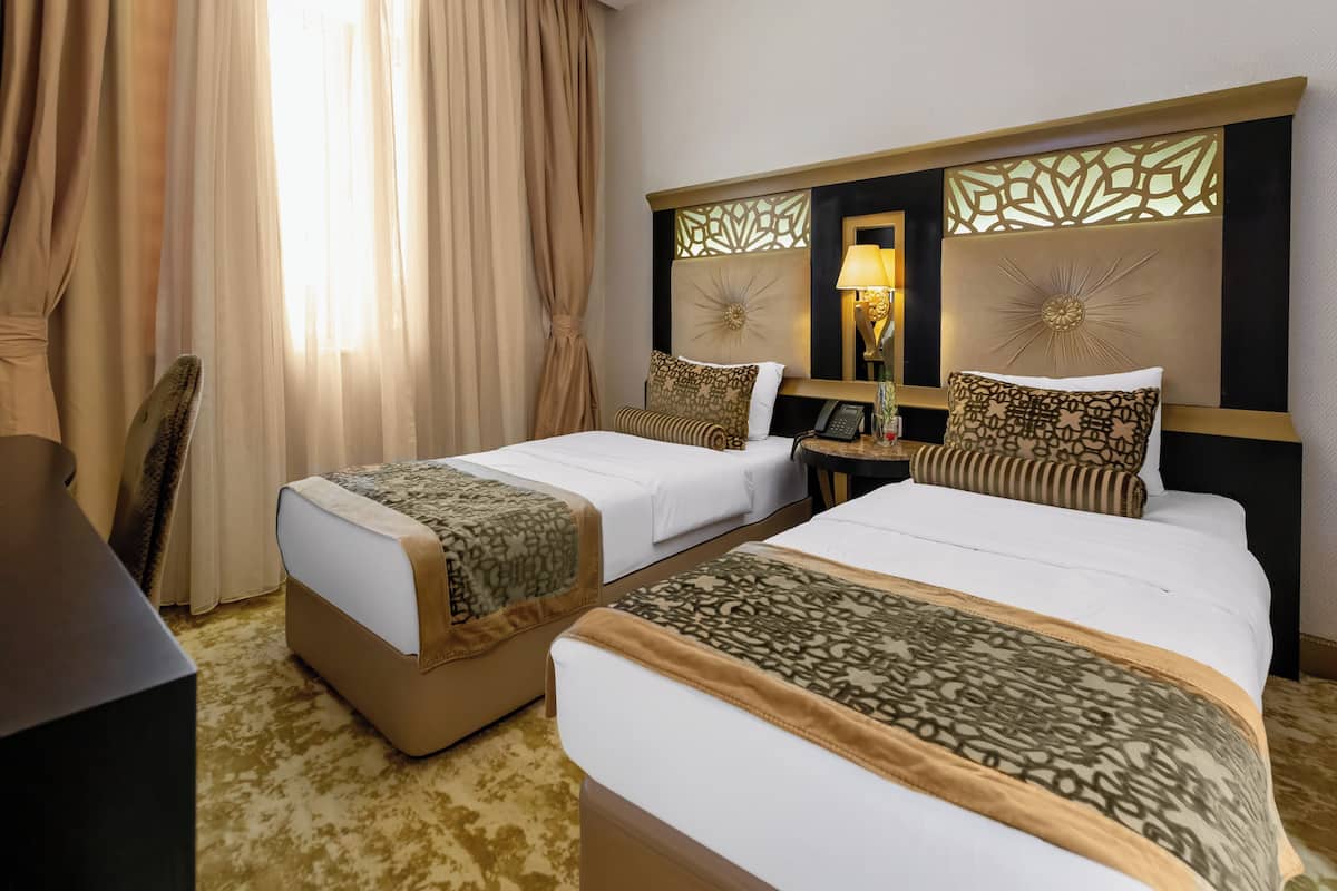 Camera Standard con 2 letti singoli | Una cassaforte in camera, una scrivania, ferro/asse da stiro