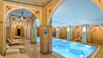 Innenpool, Außenpool (je nach Saison geöffnet)