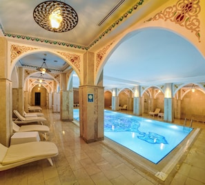 Piscina coperta, piscina stagionale all'aperto