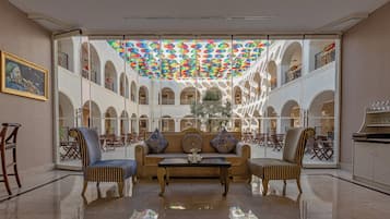 Área de estar no saguão