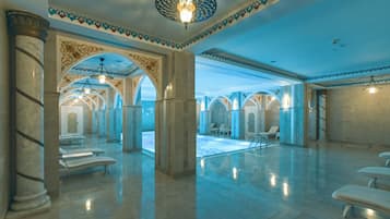 Innenpool, Außenpool (je nach Saison geöffnet)