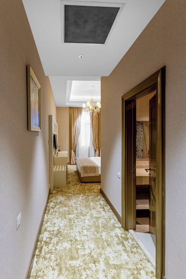 Suíte família | Cofres nos quartos, escrivaninha, ferros/tábuas de passar roupa