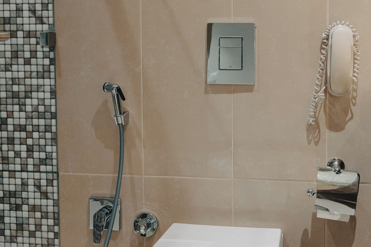 Family Suite | Bathroom | Free toiletries, hair dryer, slippers, towels