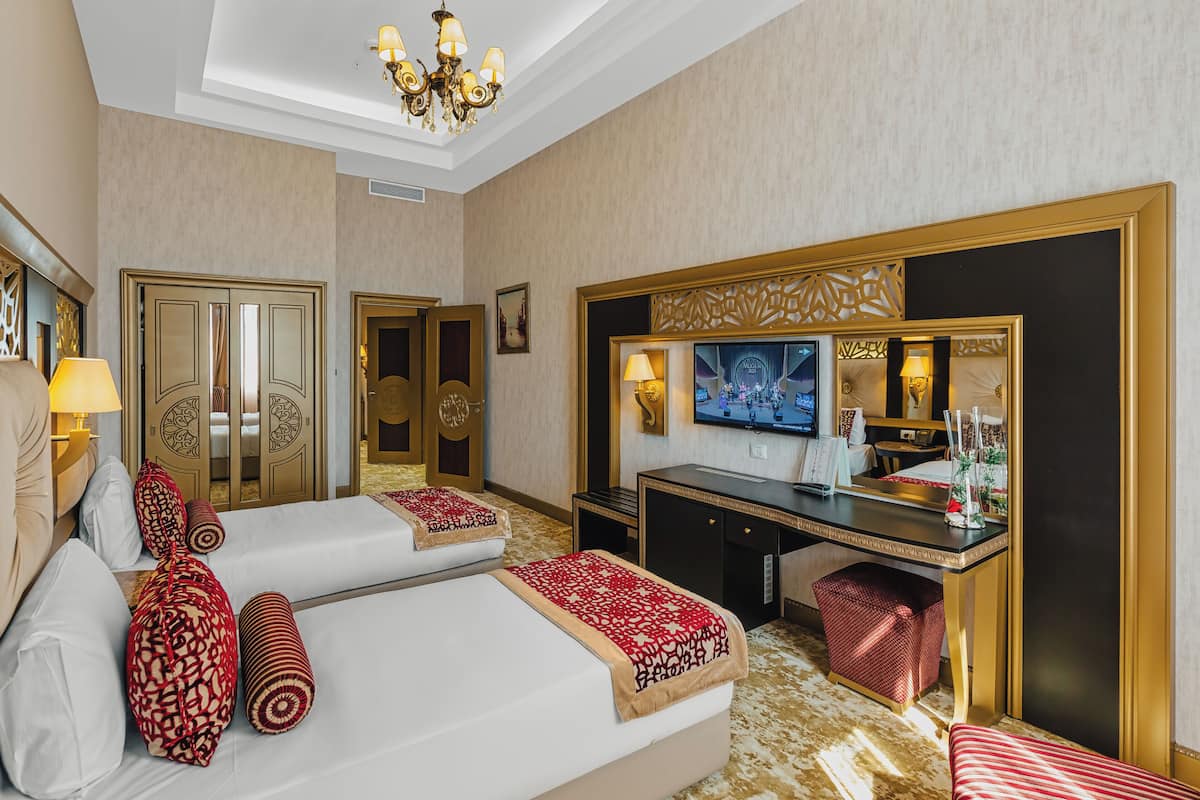 Suite Junior, non fumatori | Una cassaforte in camera, una scrivania, ferro/asse da stiro