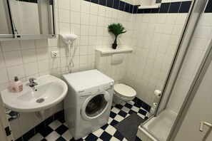 Dusch, hårtork, handdukar och tvål