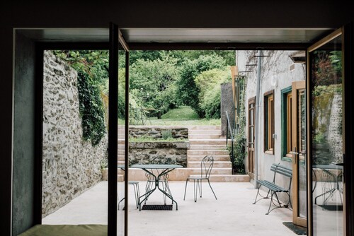 Maison en Ariège. Au cœur d'un village, grand jardin avec vue sur la montagne.