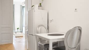 Basic Apartment | Private kitchen | Fridge, microwave, oven, stovetop