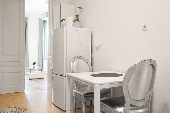 Apartemen Basic | Dapur pribadi | Lemari es, microwave, oven, dan kompor