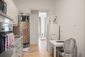 Departamento básico | Cocina privada | Refrigerador, microondas, horno y parrilla de estufa 