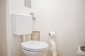 Apartemen Basic | Kamar mandi | Shower, perlengkapan mandi gratis, pengering rambut, dan handuk