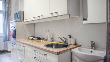 Basic Apartment | Private kitchen | Fridge, microwave, oven, stovetop