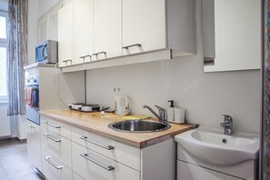Apartemen Basic | Dapur pribadi | Lemari es, microwave, oven, dan kompor