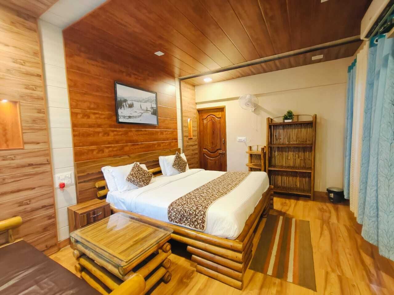 Dormitorio con decoración de madera, que incluye una cama, mesitas de noche, una estantería y un cuadro colgado en la pared.