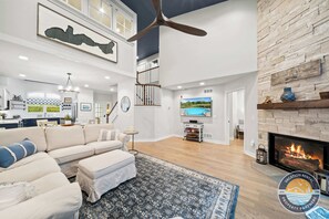 テレビ、暖炉、ステレオ、書斎 / ワークスペース