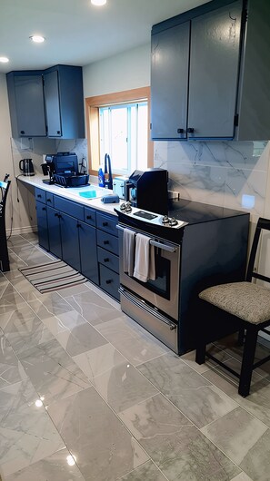 Jääkaappi, uuni, liesi, kahvin-/teenkeitin