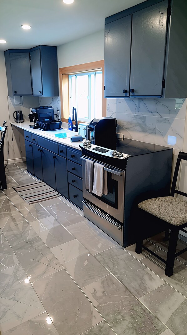 Fridge, oven, stovetop, coffee/tea maker