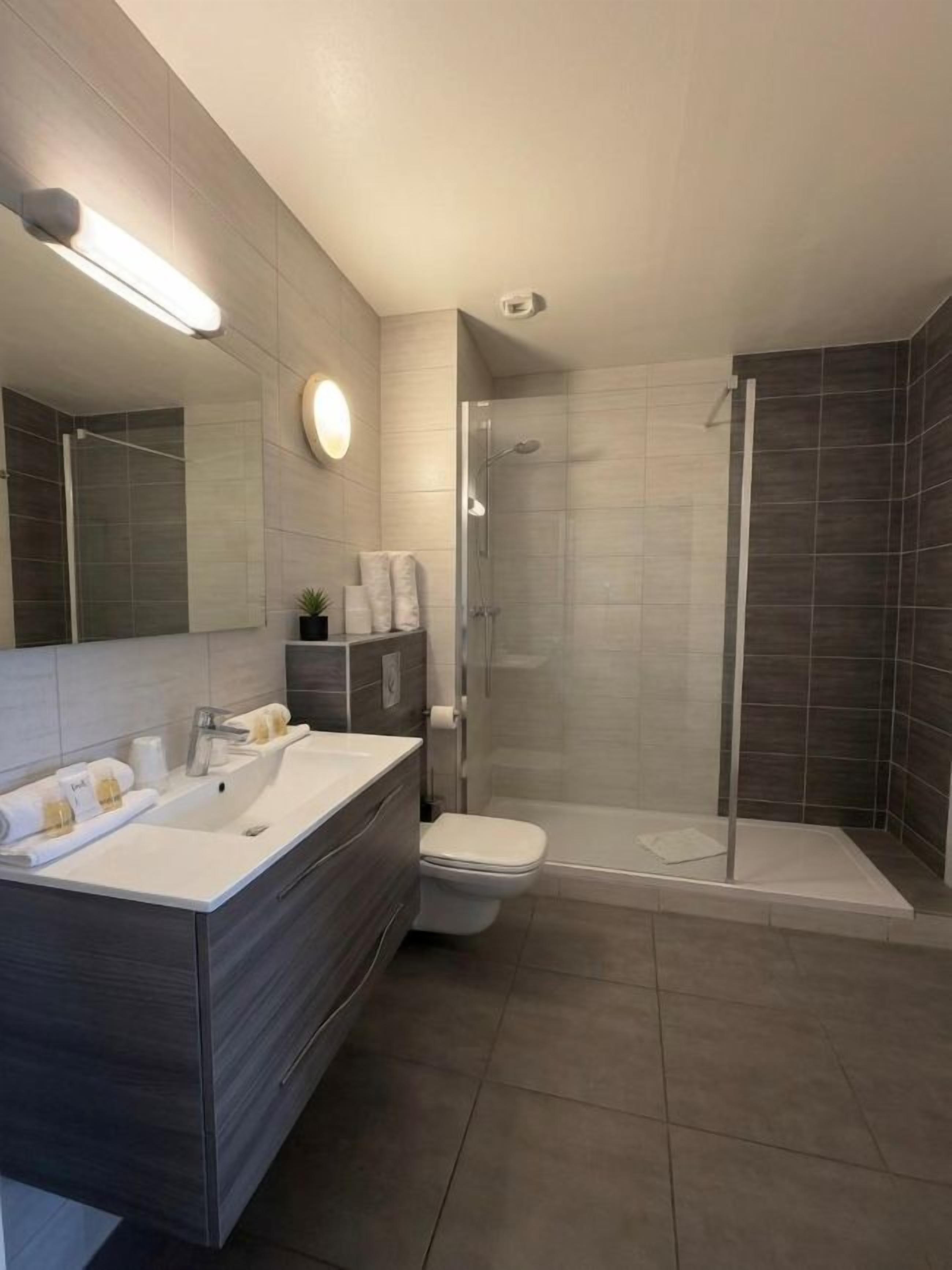 Superior Double Room, Balcony | Bathroom