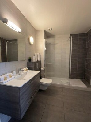 Bathroom - Logis Hotels Les Colonnes Strasbourg Zénith (Eckbolsheim)