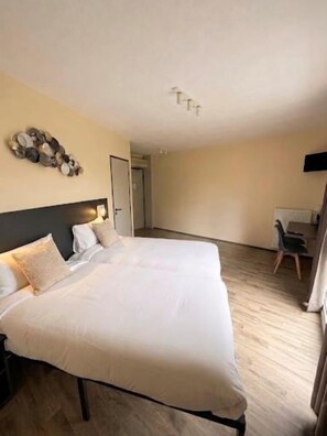 Comfort Twin Room | Free WiFi - Logis Hotels Les Colonnes Strasbourg Zénith (Eckbolsheim)