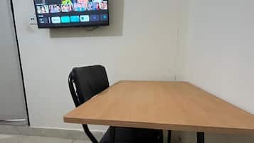 클래식룸 | 책상, 노트북 작업 공간, 무료 WiFi