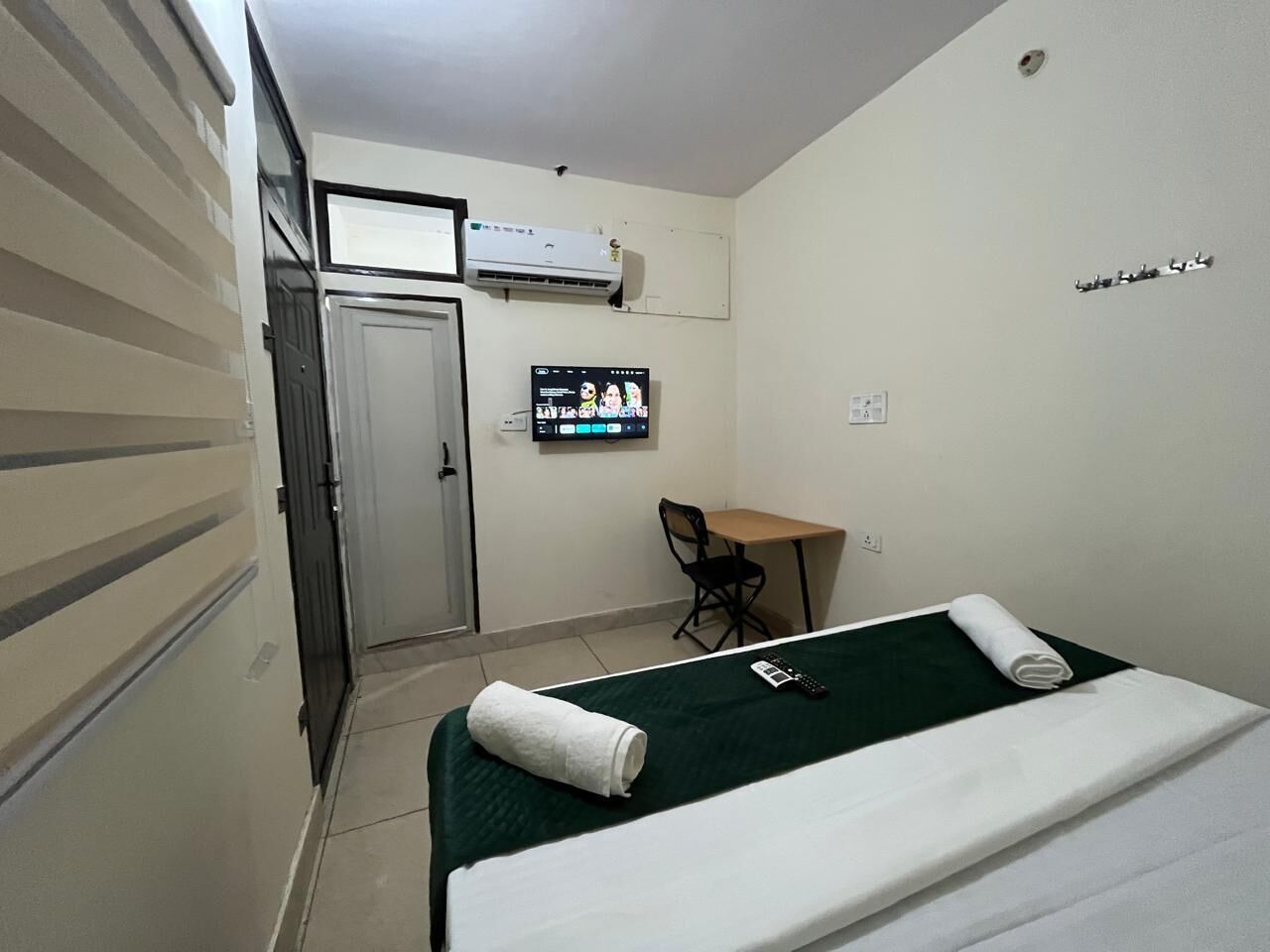 Classic Room | Desk, laptop workspace, free WiFi