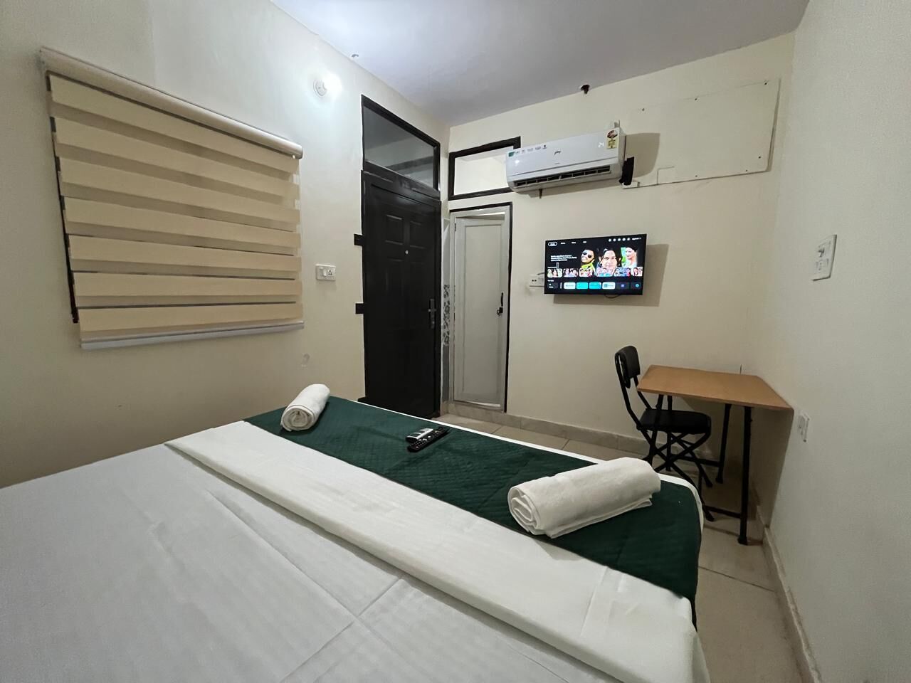 Classic Room | Desk, laptop workspace, free WiFi