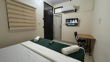 Classic Room | Desk, laptop workspace, free WiFi