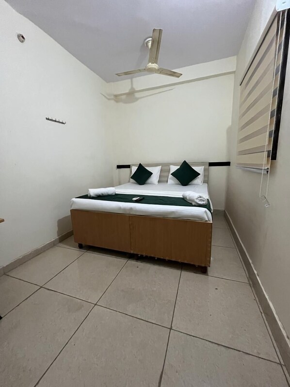 Phòng phong cách cổ điển | Bàn, khu vực làm việc phù hợp cho laptop 