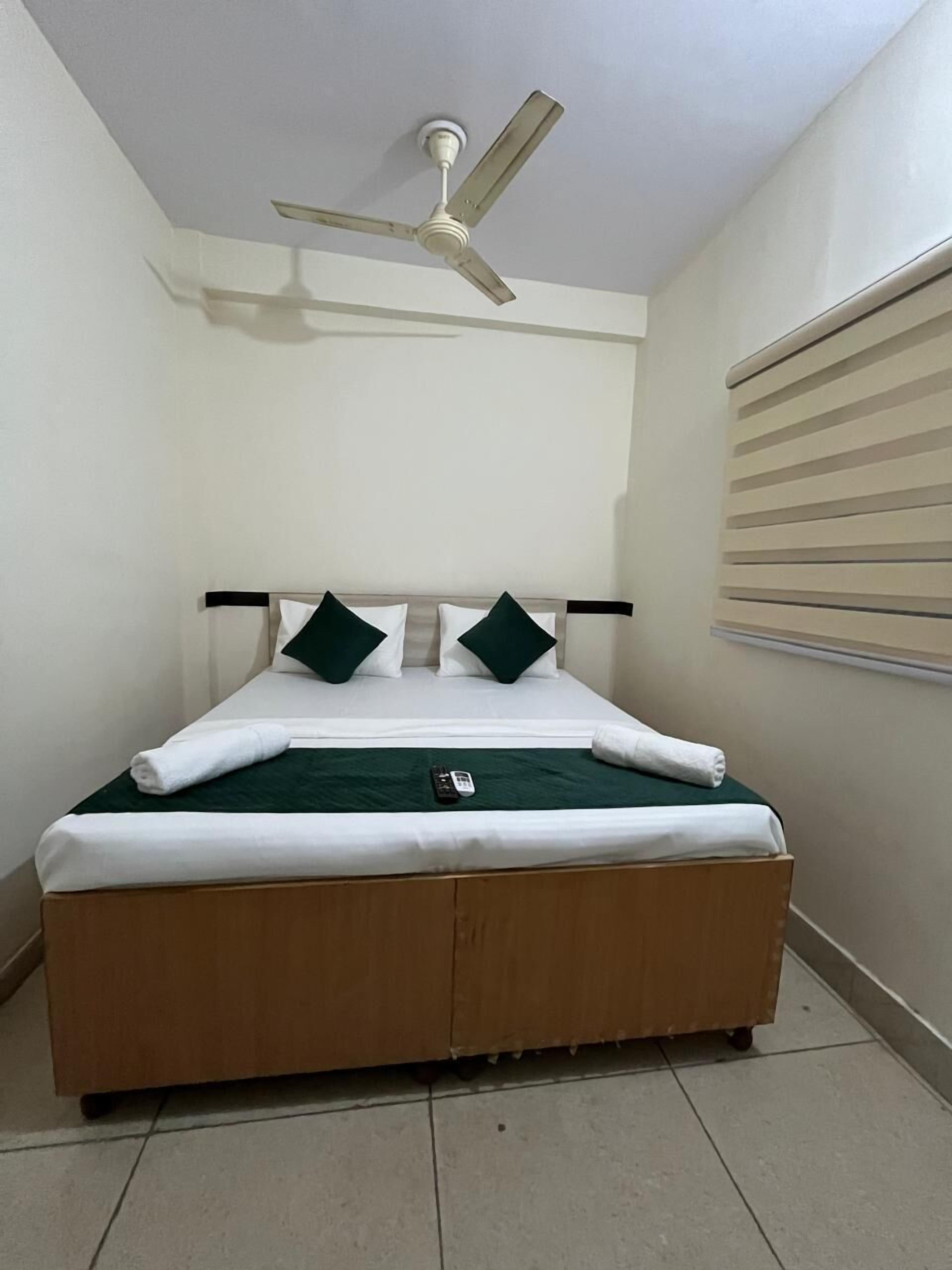 Classic Room | Desk, laptop workspace, free WiFi