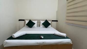 Classic Room | Desk, laptop workspace, free WiFi