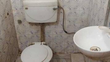 Deluxe kamer | Badkamer | Een douche, handdoeken, zeep, shampoo