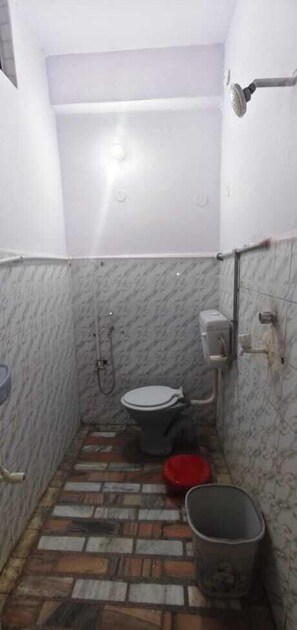 Kamar Deluks | Kamar mandi | Shower, handuk, sabun, dan sampo