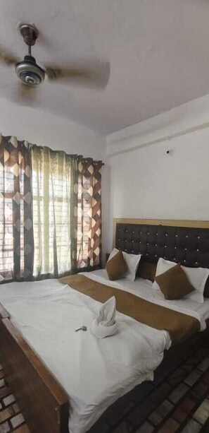 Deluxe Room | Rollaway beds, free WiFi, bed sheets - Hotel Sita Kunwar (Prayagraj)