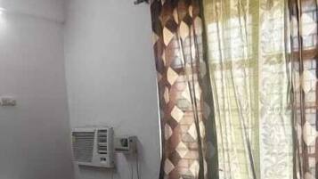 ๋๋ญ์ค๋ฃธ | ๊ฐ์ด ์นจ๋, ๋ฌด๋ฃ WiFi, ์นจ๋ ์ํธ