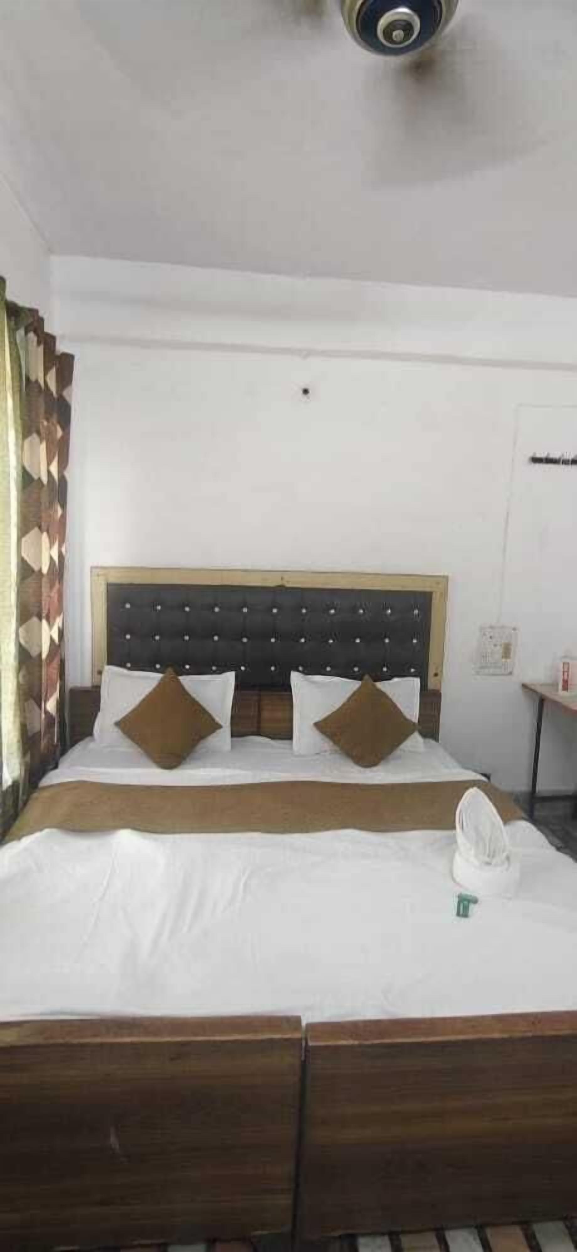 Deluxe Room | Rollaway beds, free WiFi, bed sheets