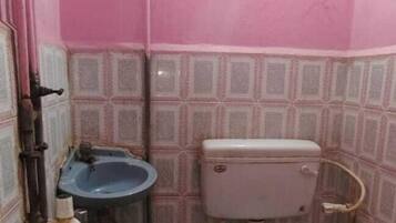 Habitación estándar | Baño | Regadera, toallas, jabón, shampoo